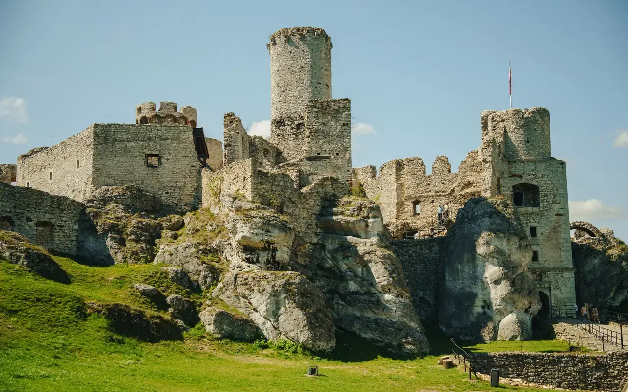 Ogrodzieniec Castle ruins on limestone cliffs